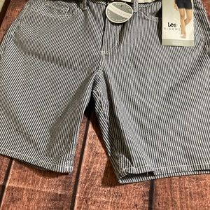 Size 8 NWT Lee Riders Mid Rise shorts